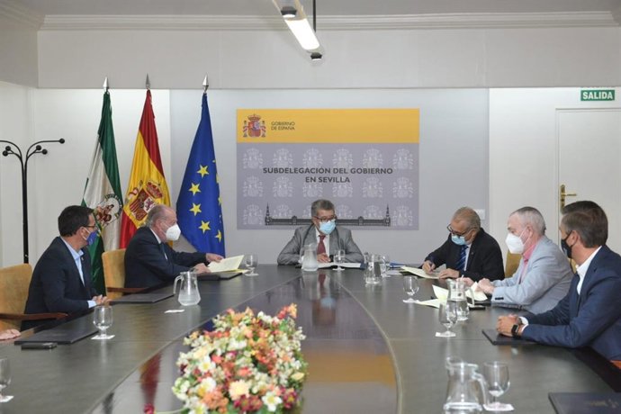 Firma del convenio para la construcción de la EDAR de Isla Mayor