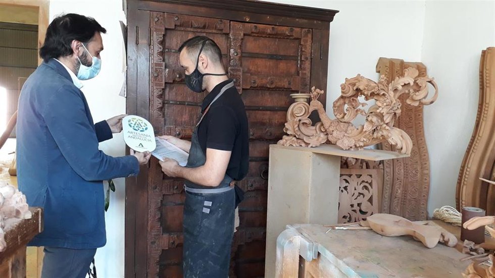 Entrega de la Carta de Artesano Juan Carlos García.