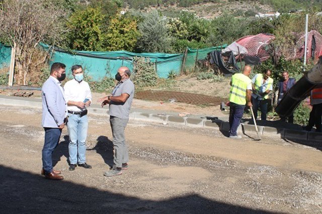 El delegado de Administración Local, Miguel Rodríguez, con el alcalde de Algodonales en unas obras PFEA.
