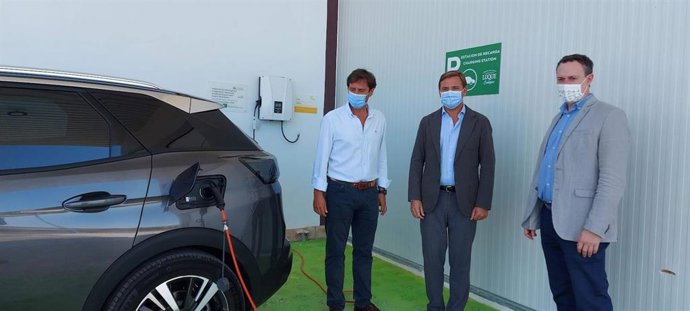 El delegado del Gobierno andaluz en Córdoba, Antonio Repullo (centro), en su visita a Luque Ecológico en Castro del Río.