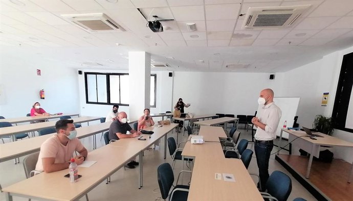 Miguel Ángel Macarrón imparte un taller sobre preparación de 'pitching' en el proyecto 'Filming Almería'.