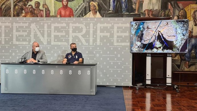 El vicepresidente del Cabildo de Tenerife, Enrique Arriaga, y el director de Futura Producciones, Antonio Perera, en la presentación del documental 'Canarias bajo el mar'