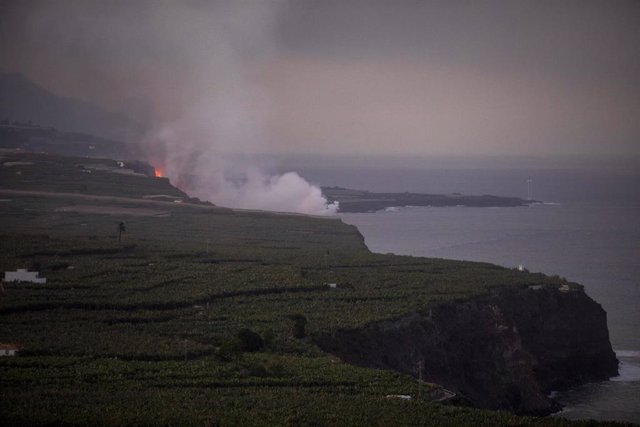 Columna de humo y lava del volcán Cumbre Vieja a su llegada al Océano Atlántico