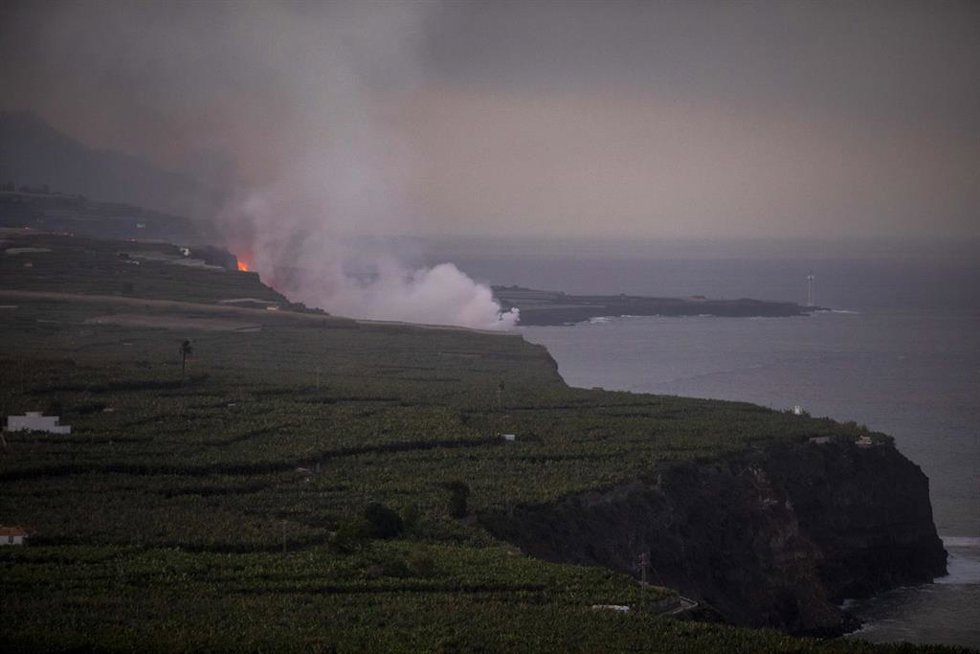 Columna de humo y lava del volcán Cumbre Vieja a su llegada al Océano Atlántico