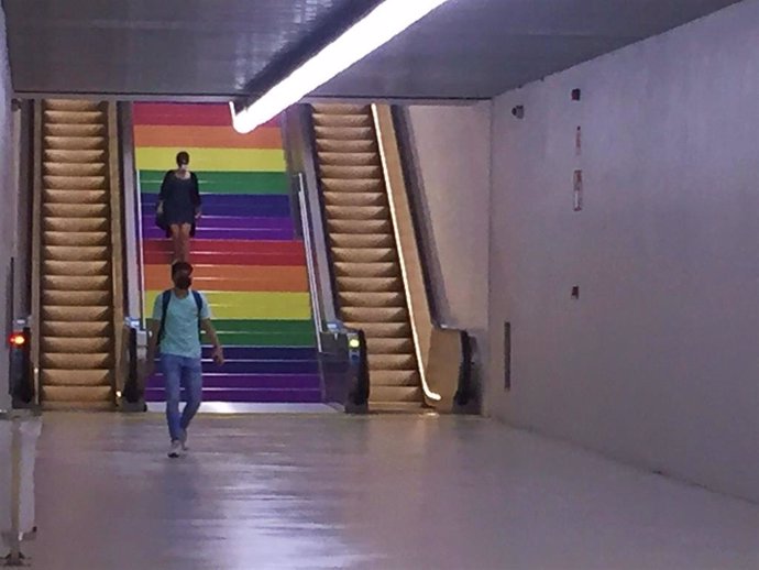 Escaleras con la bandera arcoíris