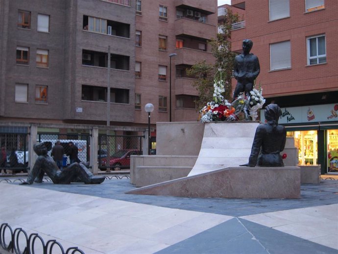 Archivo - Monumento en recuerdo a las víctimas del atentado de ETA en la Casa Cuartel de la avenida de Cataluña en Zaragoza