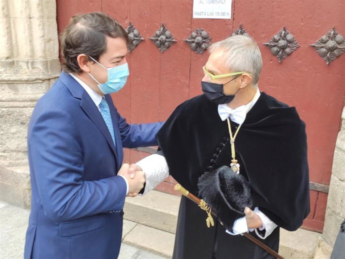 Fernández Mañueco (I) saluda al rector de la USAL.