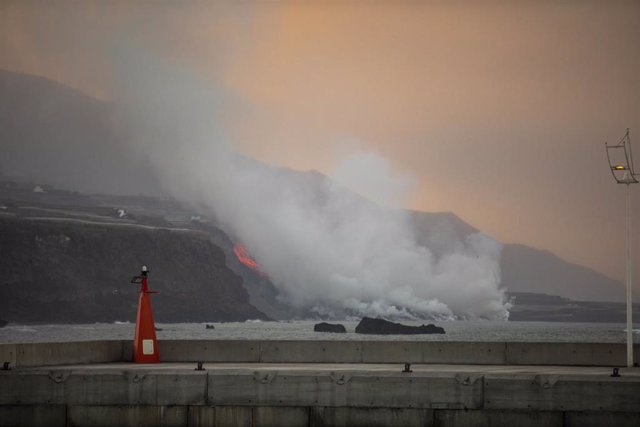 Columna de humo y lava del volcán de Cumbre Vieja a su llegada al Océano Atlántico