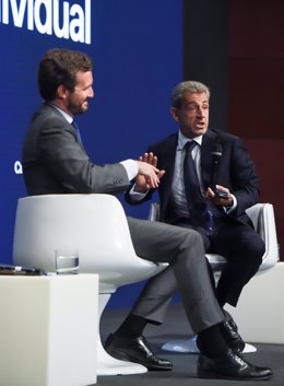 El presidente del PP, Pablo Casado, y el expresidente de Francia Nicolas Sarkozy, durante la mesa titulada La sociedad abierta y sus enemigos, en el marco de la tercera jornada de la Convención del PP, a 29 de septiembre de 2021, en Madrid (España). 