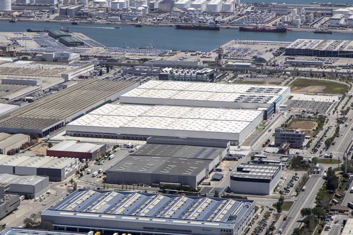 Con el tejado blanco, el nuevo almacén de Decathlon en la Zal del Puerto de Barcelona.