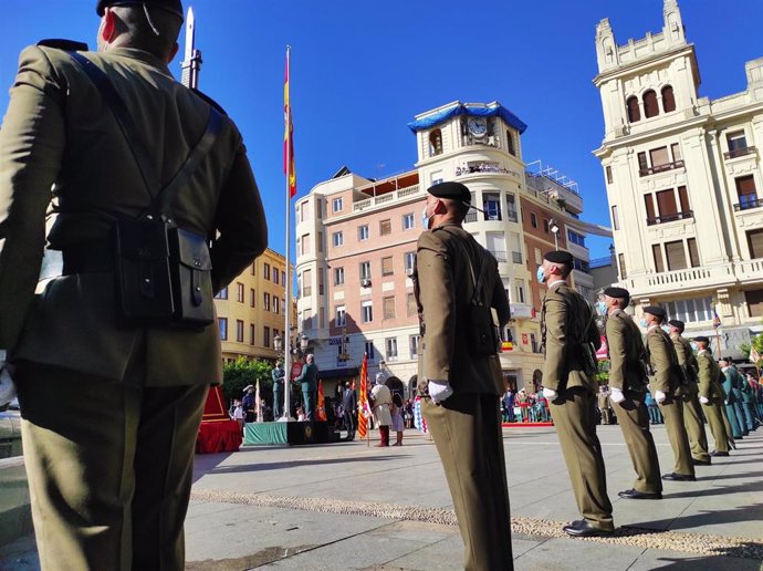 El izado de la bandera de España en Las Tendillas en Córdoba abre la Semana Institucional de la Guardia Civil.
