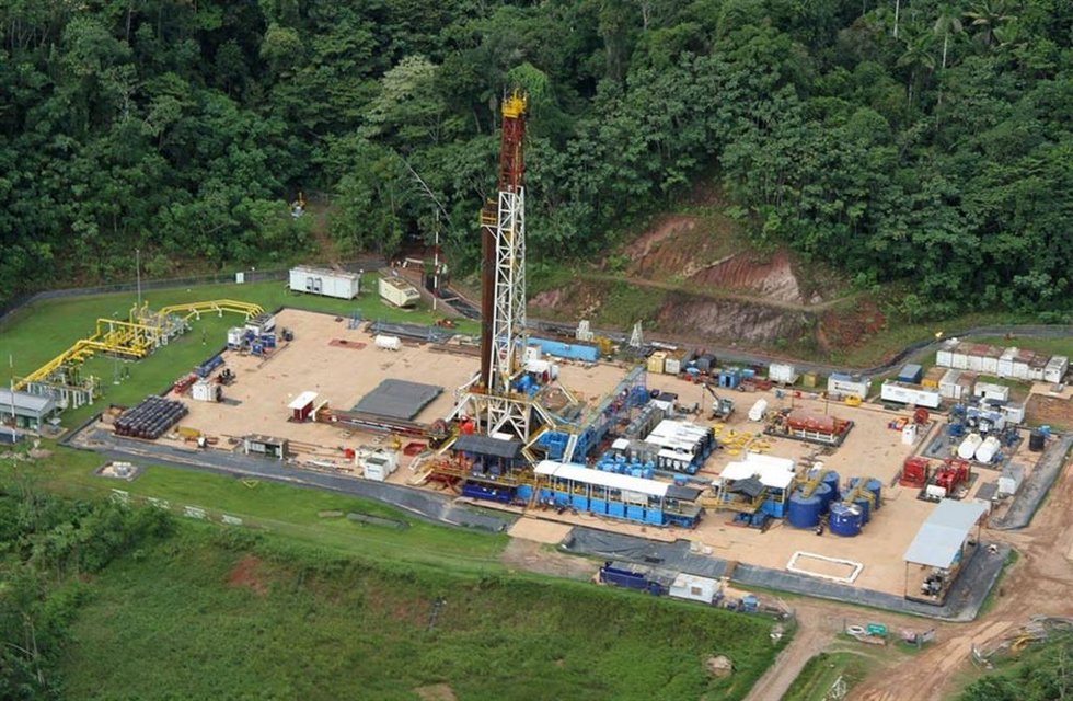 Archivo - Refinería de petróleo.