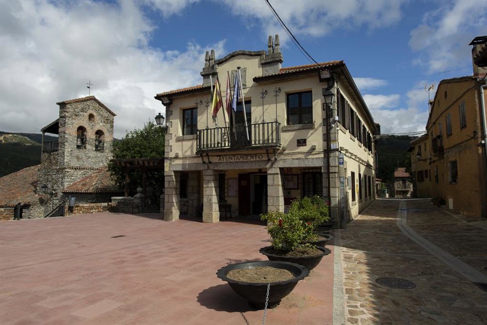 Archivo - Ayuntamiento de Puebla de la Sierra, a 5 de agosto de 2021, en Madrid (España). El municipio de Puebla de la Sierra se encuentra dentro de la Sierra del Rincón, catalogada por la UNESCO como Reserva de la Biosfera. El paisaje está dominado por