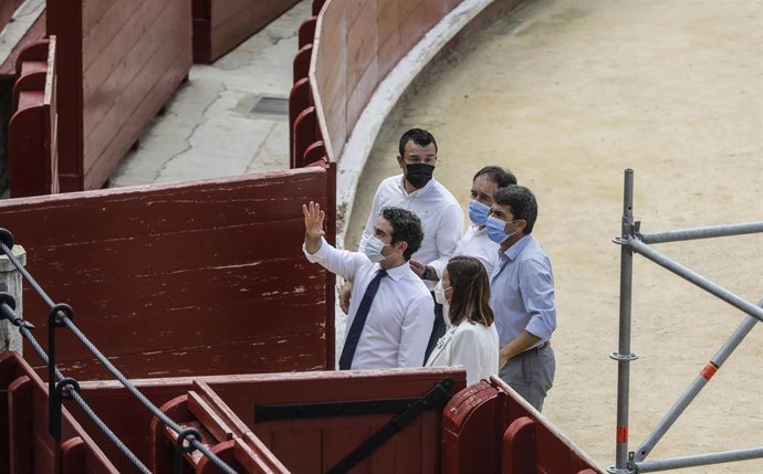 El secretario general del PP, Teodoro García Egea (1i), supervisa los preparativos de la Convención Nacional del partido, en la Plaza de Toros de Valencia