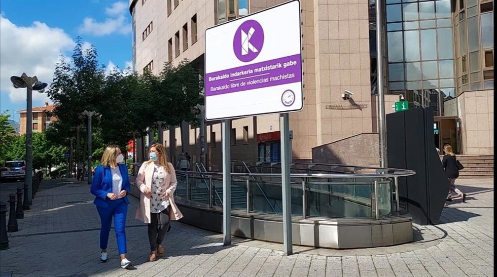 La alcaldesa de Barakaldo, Amaia del Campo, y la edil de Mujer, Rakel Olalla.