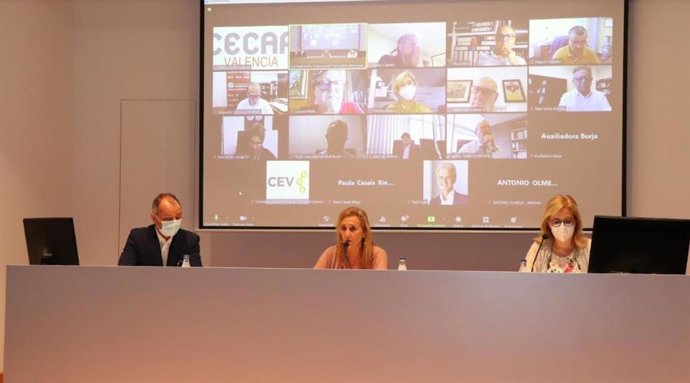 Eva Blasco, en el centro de la mesa, durante la Junta Directiva.