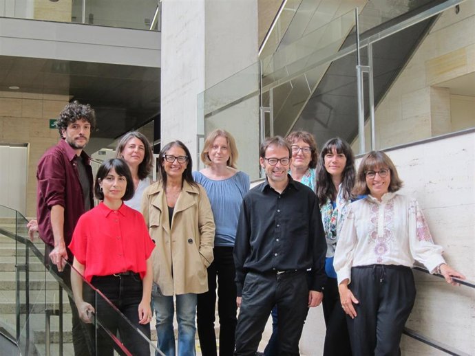 Integrantes de la junta de la Acadmia del Cinema Catal, con la presidenta Judith Colell, y galardonados con el Premi Pepón Coromina al proyecto 'Cinema en curs'
