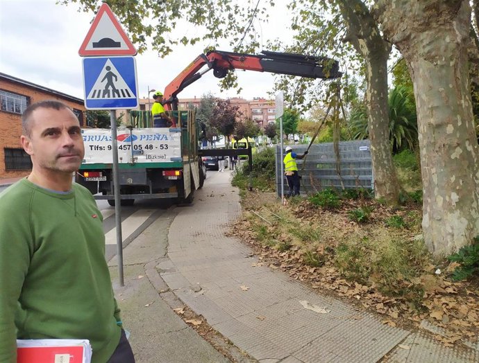 El concejal de Vivienda, Planificación y Gestión Urbanística, Juan Antonio Pizarro, visita las obras del parque de Serralta.