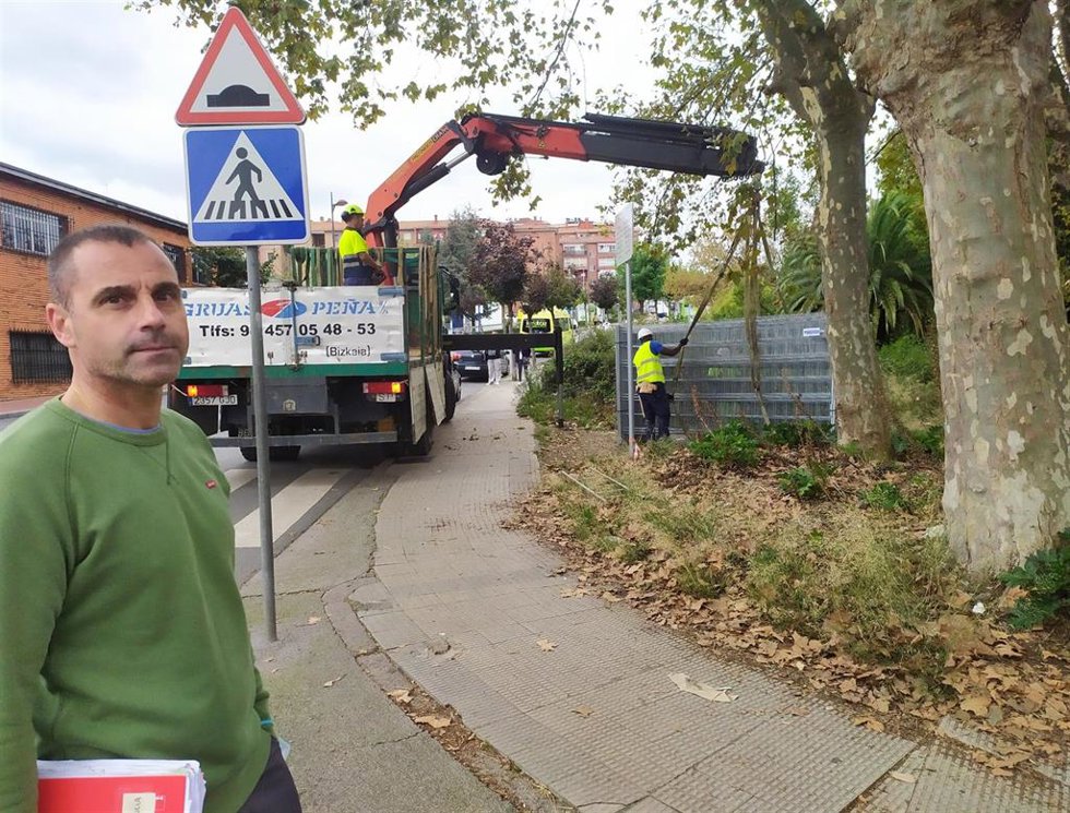 El concejal de Vivienda, Planificación y Gestión Urbanística, Juan Antonio Pizarro, visita las obras del parque de Serralta.