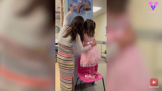 Este es el conmovedor momento en que una niña de 4 años toca la campana que indica el fin de su tratamiento