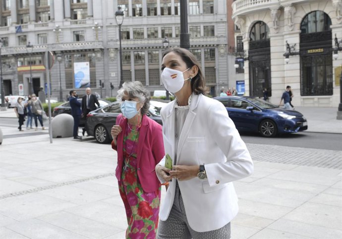 La ministra de Industria, Comercio y Turismo, Reyes Maroto (1d), a su llegada a la presentación del libro 'The wine routes of the world', a 24 de septiembre de 2021, en Madrid, (España).