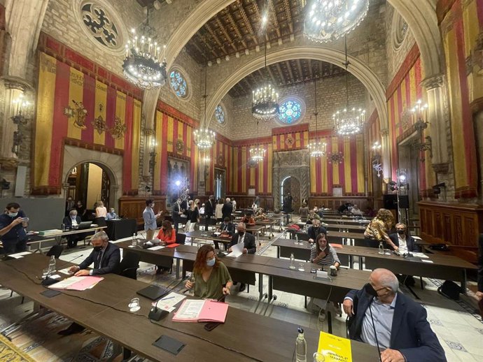 El pleno de Barcelona se traslada al Saló de Cent para recuperar la total presencialidad