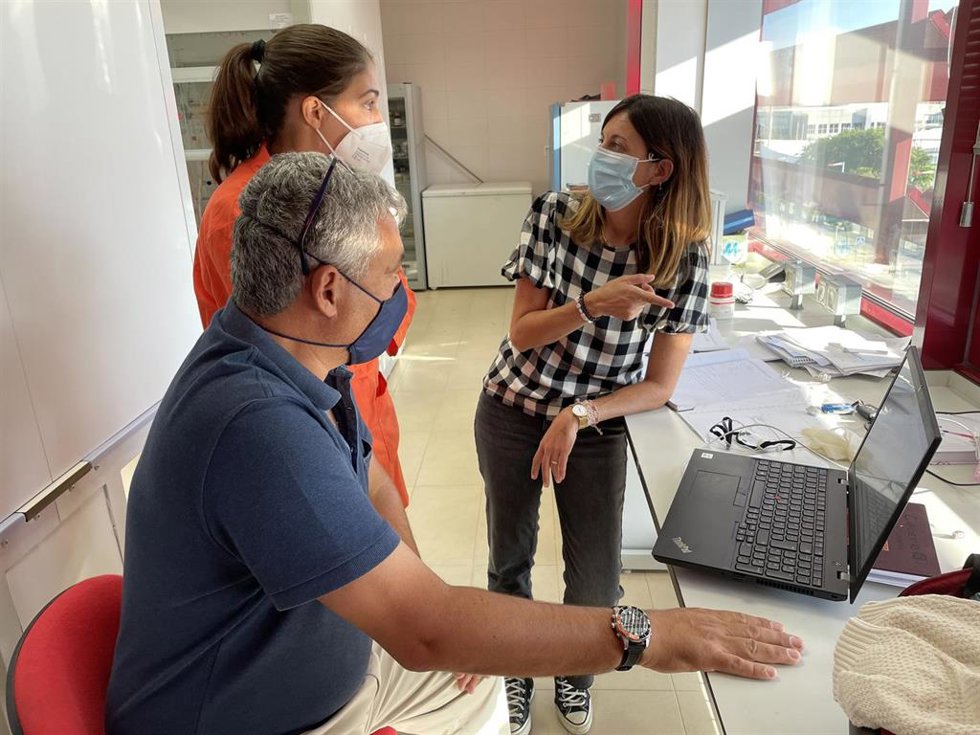 Elena Borrego, junto a los directores de su tesis dentro de la Cátedra Fundación Cepsa.