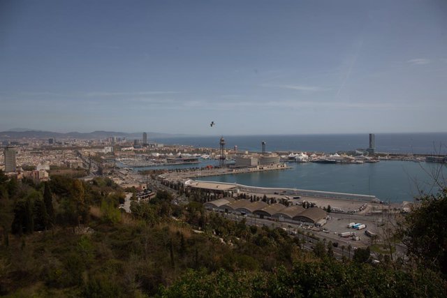 Archivo - Vista general del muelle de descarga del Puerto de Barcelona, en Cataluña (España), a 1 de abril de 2021. 