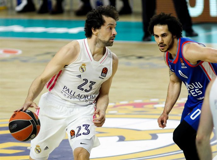 Archivo - Llull (Real Madrid) y Larkin (Efes)