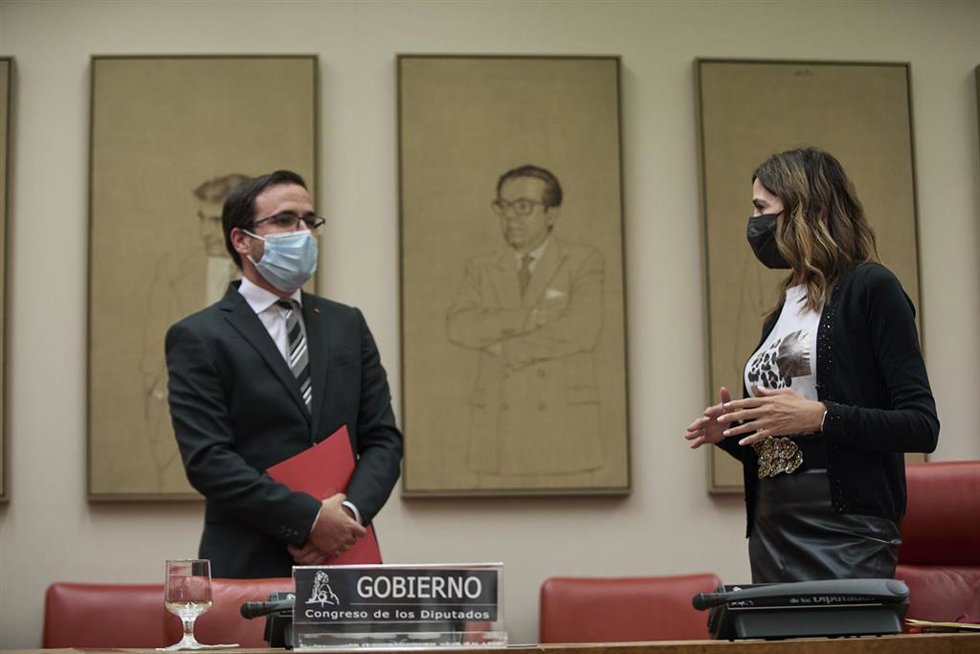El ministro de Consumo, Alberto Garzón, conversa con la presidenta de la Comisión de Sanidad y Consumo, Rosa Romero, a su llegada a la Comisión de Sanidad y Consumo en el Congreso de los Diputados, a 29 de septiembre de 2021, en Madrid, (España). La com