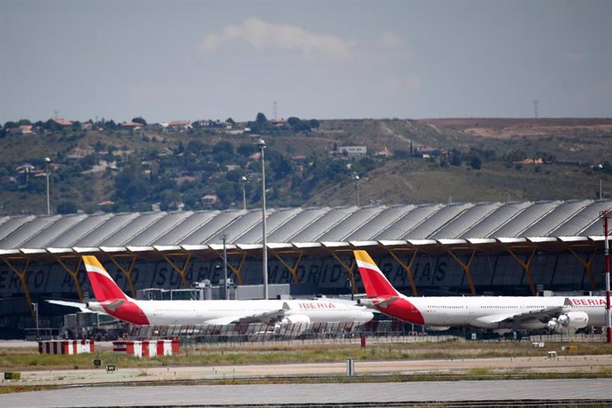 Archivo - Varios aviones de Iberia en la terminal 4 del Aeropuerto de Madrid-Barajas Adolfo Suárez.