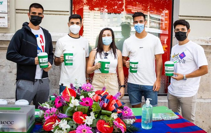 Jugadores del Levante UD en una mesa petitoria de AECC