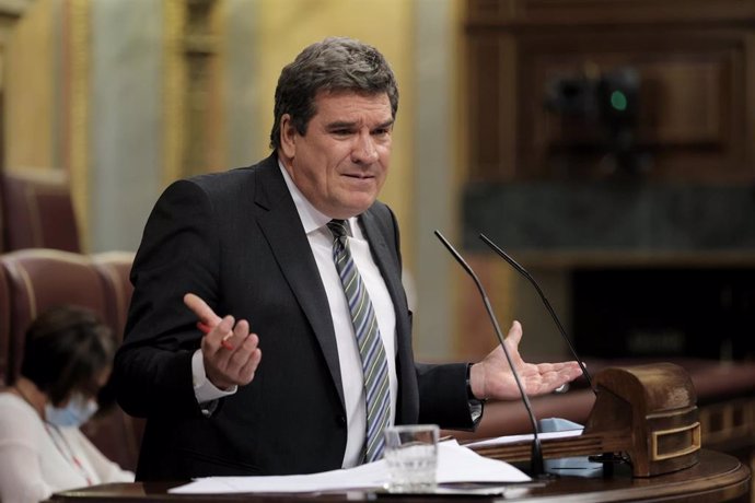 El ministro de Inclusión, Seguridad Social y Migraciones, José Luis Escrivá, interviene en una sesión de control al Gobierno en el Congreso