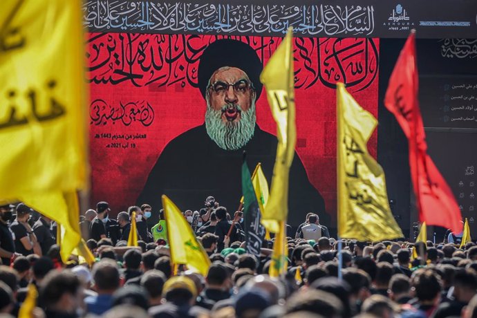 Archivo - 19 August 2021, Lebanon, Beirut: Sayed Hassan Nasrallah, Secretary-General of Shia Islamist political party Hezbollah, is seen on a giant screen giving a speech to his supporters during a rally in Beirut southern suburb on Ashura Day, on the 1