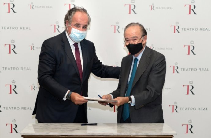 De izquierda a derecha: Demetrio Carceller Arce, presidente de la Fundación Damm, y Gregorio Marañón y Bertrán de Lis, presidente del Teatro Real