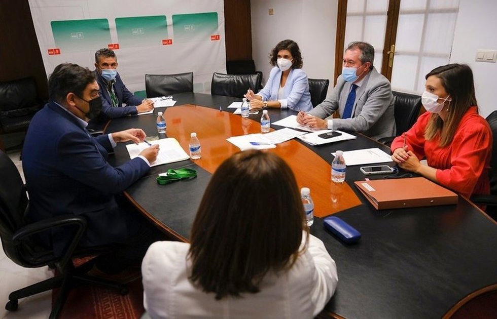 Reunión de representantes de ATA Andalucía con el secretario general del PSOE-A, Juan Espadas.