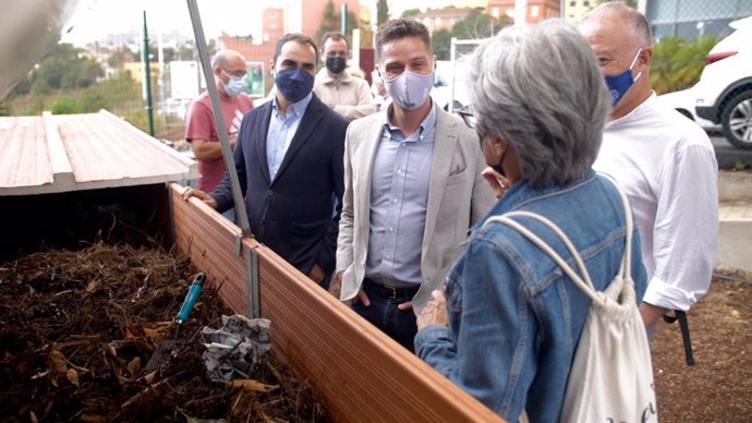 El consejero de Transición Ecológica del Cabildo de Tenerife, Javier Rodríguez, en una visita al proyecto de compostaje de 'Comunidades Circulares'