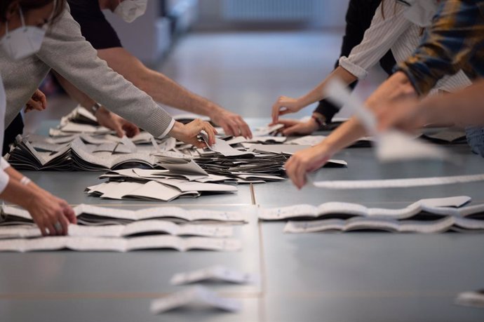 26 September 2021, Berlin: Election workers count ballots for the 2021 German Parliamentary election at a polling station in Berlin. Photo: Sebastian Gollnow/dpa