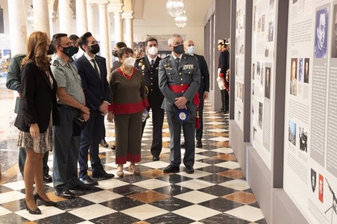 Autoridades en la inauguración de la exposición 'La Guardia Civil al servicio de la ciudadanía' en el Palacio de la Merced dentro de la Semana Institucional de la Guardia Civil.
