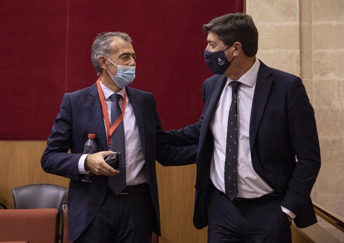 El candidato a director de la Oficina Andaluza de Lucha contra el Fraude y la Corrupción, Ricardo Vicente Puyol, con el vicepresidente de la Junta, Juan Marín, este miércoles en el Pleno del Parlamento.