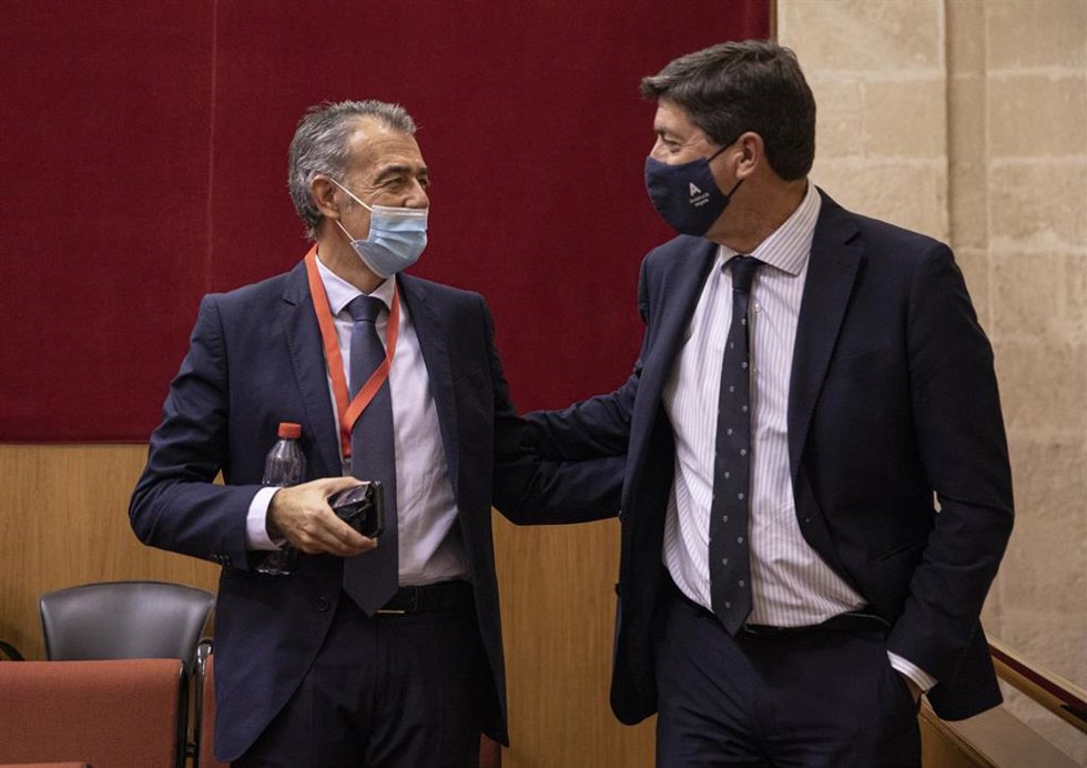 El candidato a director de la Oficina Andaluza de Lucha contra el Fraude y la Corrupción, Ricardo Vicente Puyol, con el vicepresidente de la Junta, Juan Marín, este miércoles en el Pleno del Parlamento.