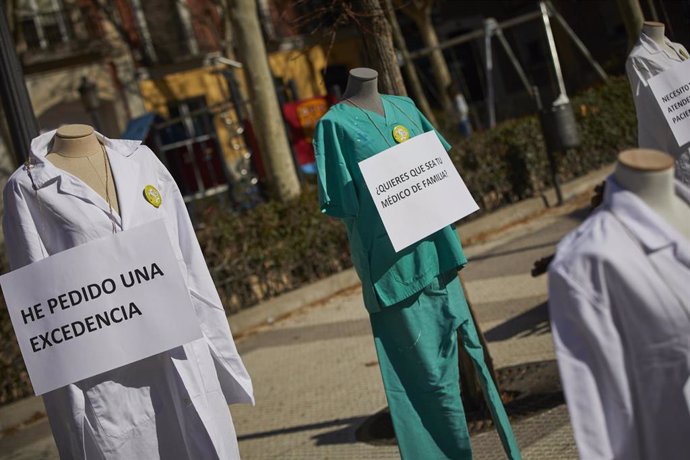 Archivo - Profesionales sanitarios colocan maniquíes con carteles como signo de protesta durante el inicio de una huelga indefinida y completa convocada para más de 5.000 médicos de Atención Primaria de la Comunidad de Madrid, en Madrid, (España), a 10 