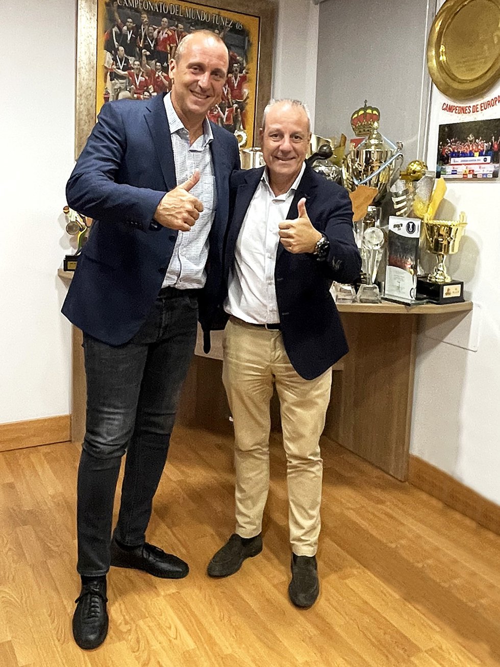 El exportero internacional David Barrufet (izquierda) se incorpora como asesor y embajador a la RFEBM, presidida por Francisco Blázquez (derecha)