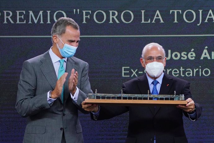 El Rey Felipe VI entrega el premio Vínculo Atlántico al ex secretario general de la OCDE Ángel Gurría en la inauguración del III Foro La Toja-Vínculo Atlántico