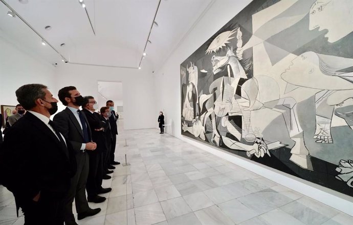El presidente del PP, Pablo Casado, el expresidente francés Nicolás Sarkozy y el expresidente de la Comisión Europea, José Manuel Durao Barroso, visitan el Guernica de Picasso en el Reina Sofía.