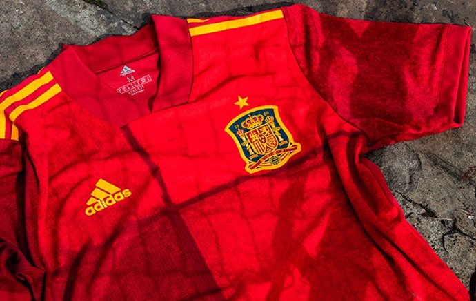 La RFEF subastará las camisetas de la selección española firmadas por los jugadores para apoyar a los afectados por la erupción del volcán en La Palma.