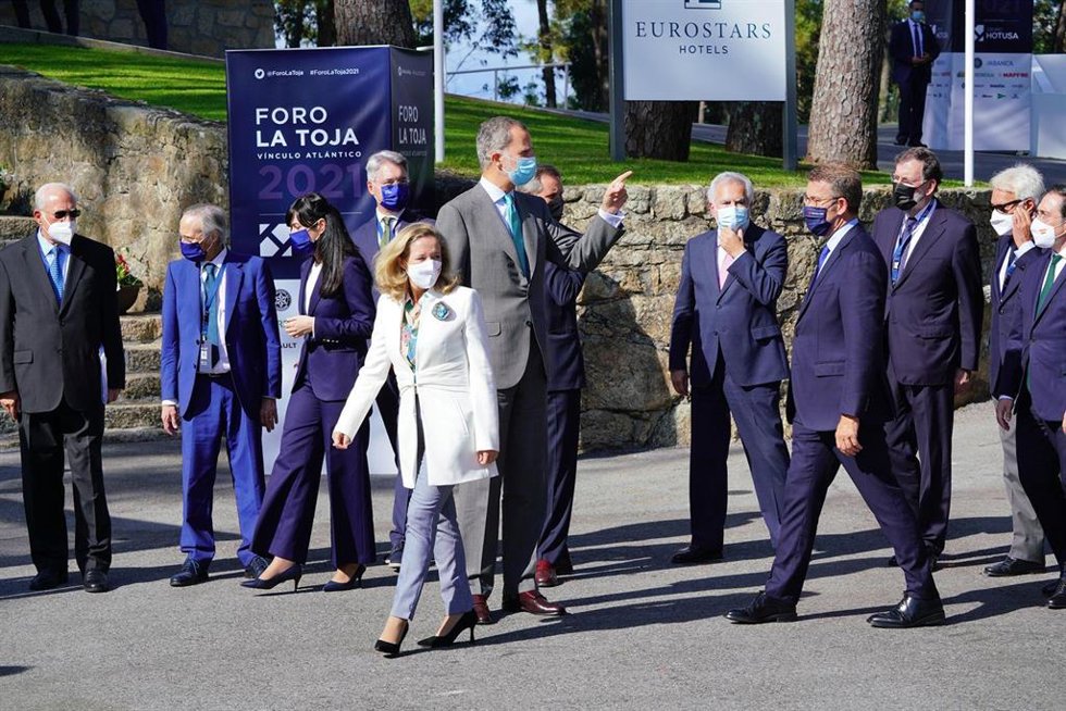 La vicepresidenta primera del Gobiernoo, Nadia Calviño; el Rey Felipe VI y el presidente de la Xunta de Galicia, Alberto Núñez Feijoo, a su llegada a la inauguración del III Foro La Toja-Vínculo Atlántico en O Grove