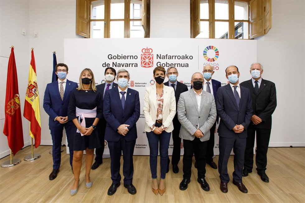 Foto de grupo al comienzo de la reunión de la presidenta Chivite con responsables del Consejo General de Ingenieros Industriales de España y Portugal