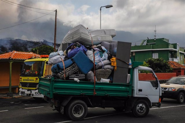 Camiones con las pertenencias de los vecinos del núcleo urbano de Todoque durante el desalojo de sus viviendas ante la aproximación de la lava del volcán