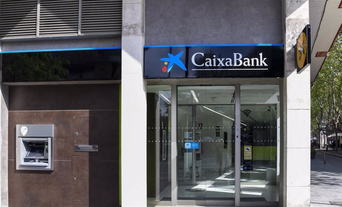 Archivo - Una oficina de CaixaBank en Barcelona.